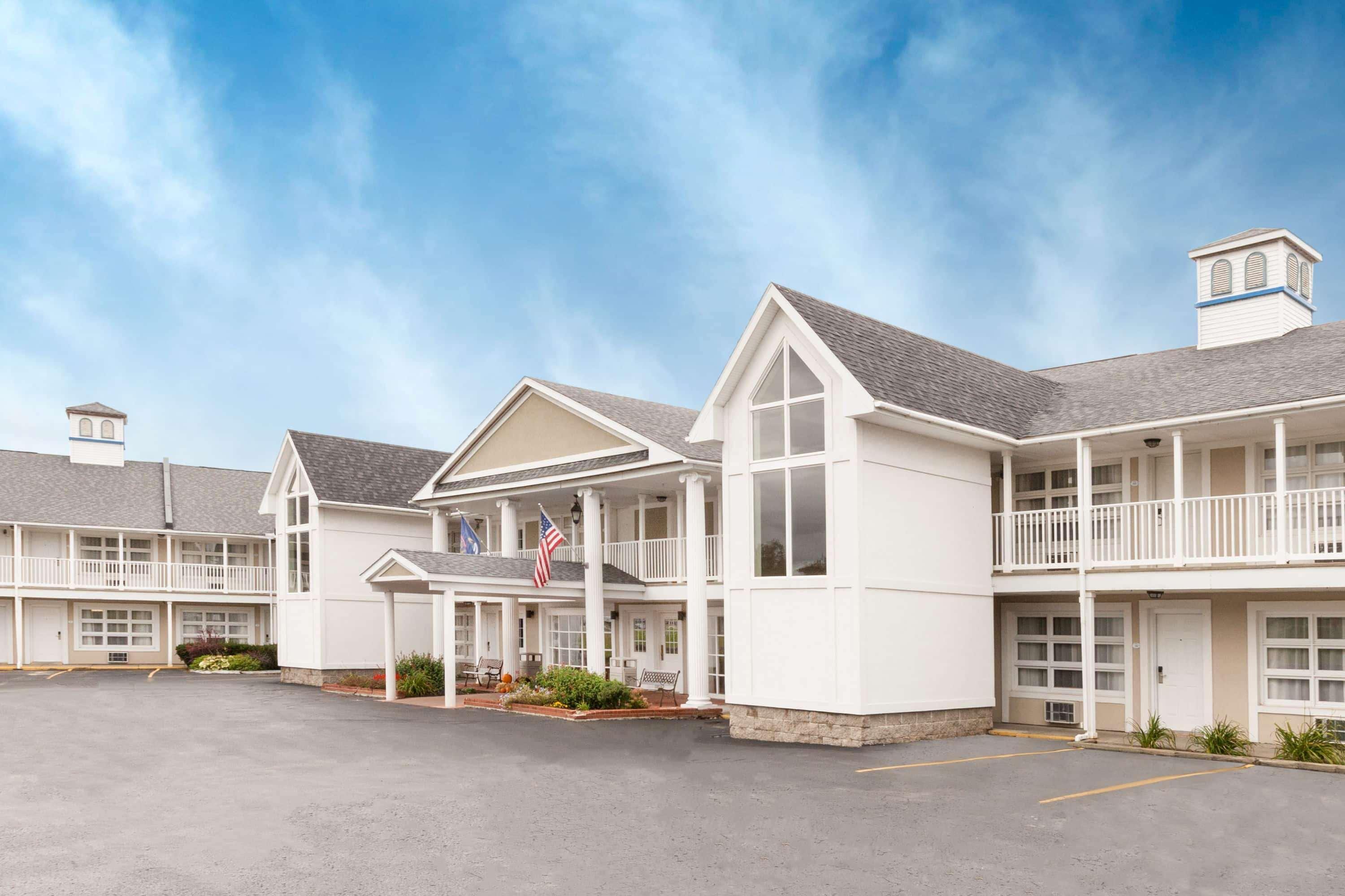 Baymont By Wyndham St. Ignace Lakefront מראה חיצוני תמונה