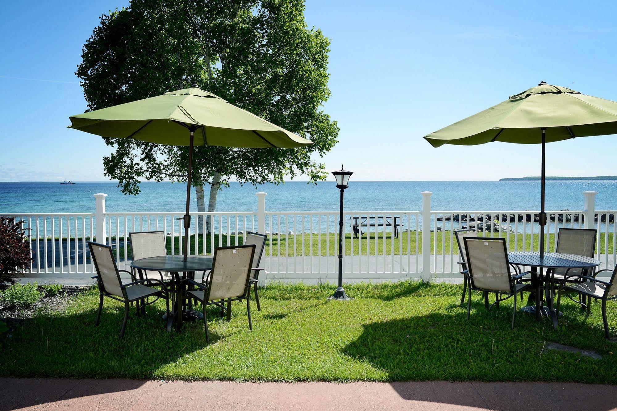 Baymont By Wyndham St. Ignace Lakefront מראה חיצוני תמונה