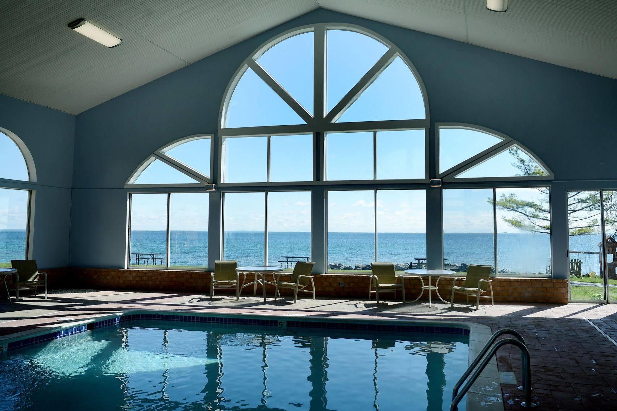 Baymont By Wyndham St. Ignace Lakefront מראה חיצוני תמונה